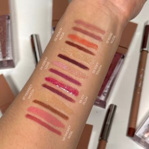 رژلب مایع براق LATEX نام